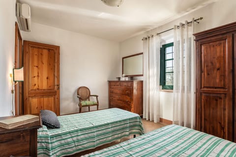 agriturismo-la-papessa-chianti-san-donato-farmhouse-azalea-bedroom