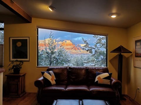 TAKE AN AMAZING 3D TOUR HERE
https://my.matterport.com/show/?m=jye1kvfuDoU&mls=1