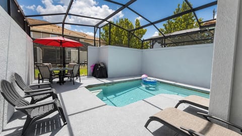 sillas y sombrilla piscina