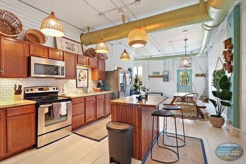 Fully equipped kitchen, island seating