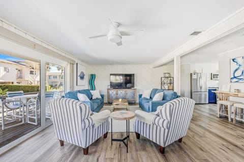 Spacious and coastal living room with access to the balcony.