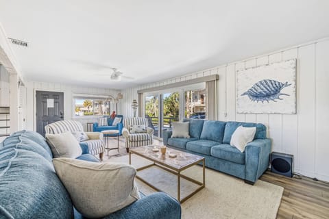 Spacious and coastal living room with access to the balcony.