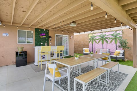 Covered Patio | Bar | Outdoor Dining