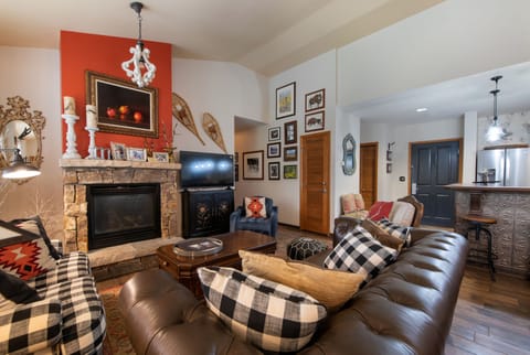 Condo, 3 Bedrooms | Living area