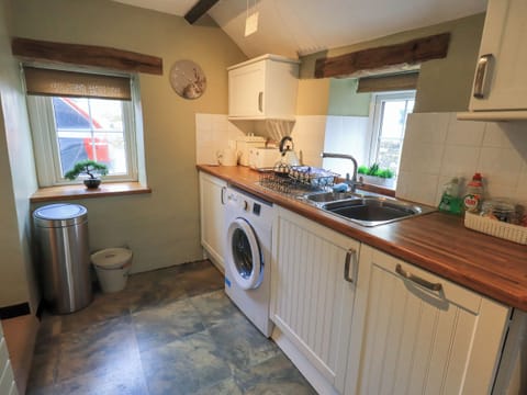 Cottage | Private kitchen | Fridge, dishwasher, electric kettle, toaster