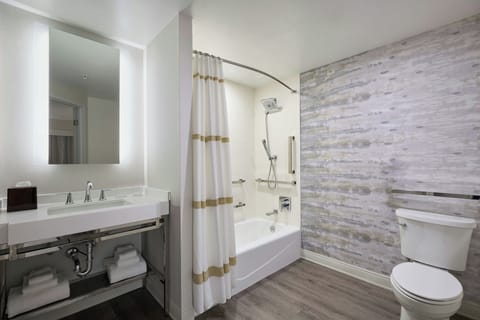 Combined shower/tub, free toiletries, hair dryer, towels