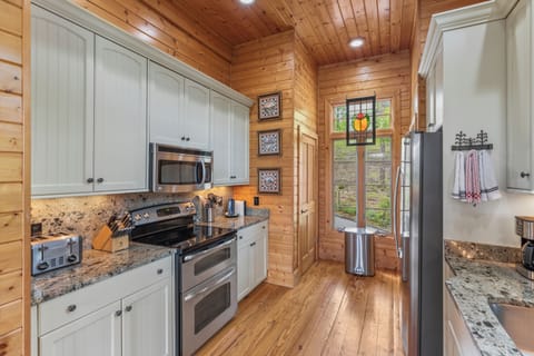 Double oven is great - and coffee lovers enjoy, drip, keurig or French press.