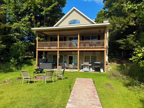 Enjoy the lower and upper decks overlooking the lake and wildlife!