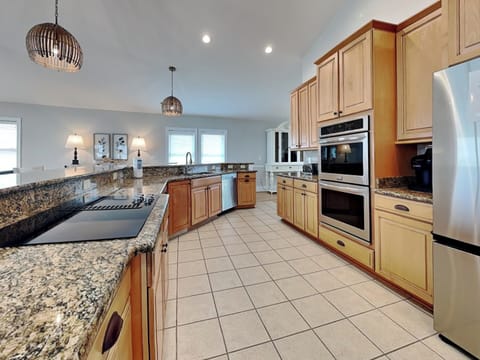 Full Size Kitchen with Breakfast Bar