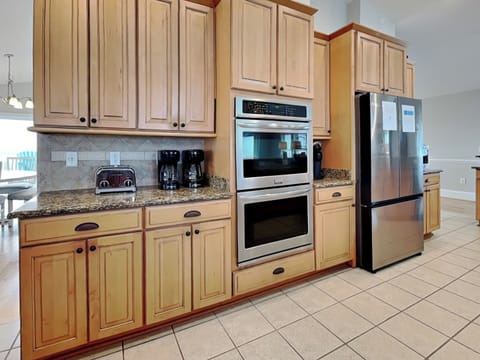 Full Size Kitchen with Breakfast Bar
