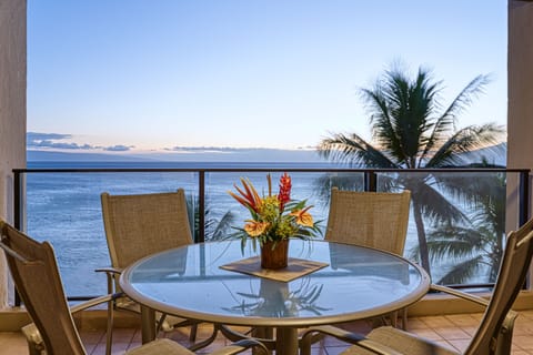 Oceanfront dining on your own lanai, not a better table at any restaurant