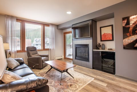 Living Room, Room, Indoors, Furniture, Flooring