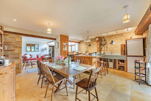 Bunt Barn Kitchen and Dining Room - StayCotswold