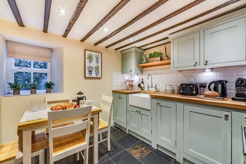 Blenheim Cottage Kitchen/Dining Room - StayCotswold