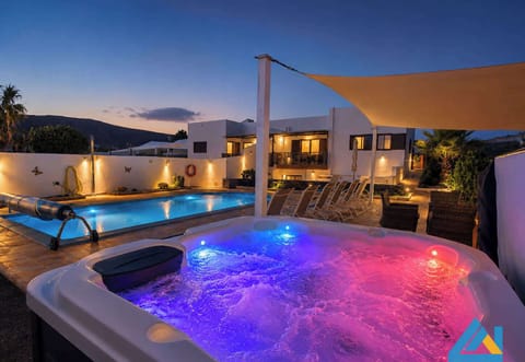 Villa Little Paradise - Hot Tub at Night