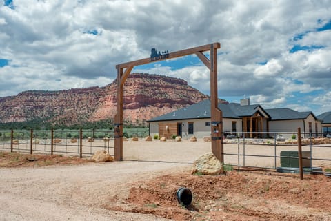 Kanab's Red Mesa Ranch: 4BR home on 5 acres. Sleep 8. Southern Utah awaits!