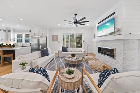 Huge Living room with fireplace and open floorplan