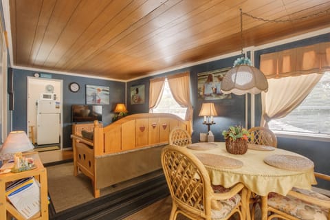 Lake Worth Vacation Rental | 1BR | 1BA | Entry Stairs Required | 700 Sq Ft