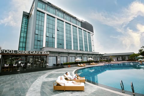 Seasonal outdoor pool, pool umbrellas, sun loungers