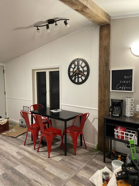 Dining area (seats for 6)