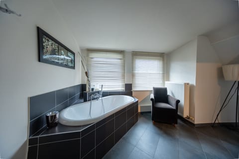 Deluxe Double Room | Bathroom | Separate tub and shower, free toiletries, hair dryer, towels