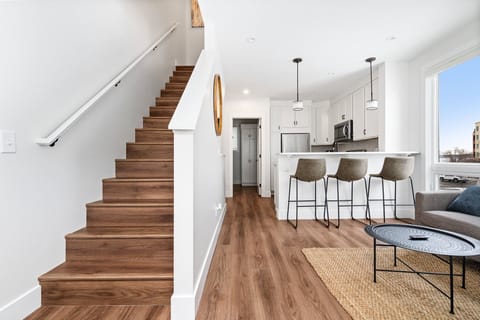 【Dining/Living】Large, tall ceilings with open dining area for your guests to enjoy