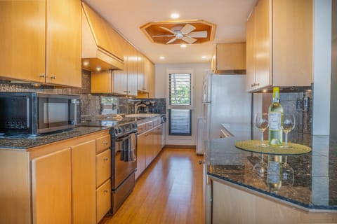 Lauloa-304 Kitchen