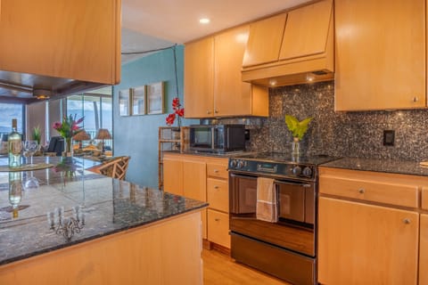 Lauloa-304 Kitchen