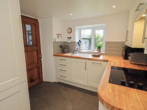 Cottage | Private kitchen | Fridge, dishwasher, electric kettle, toaster