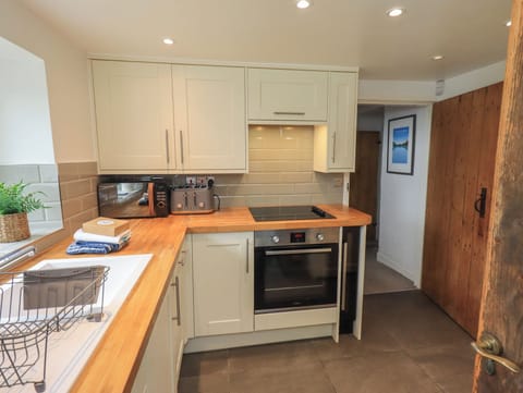 Cottage | Private kitchen | Fridge, dishwasher, electric kettle, toaster