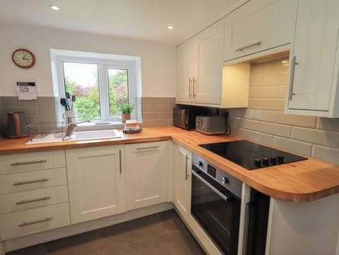 Cottage | Private kitchen | Fridge, dishwasher, electric kettle, toaster