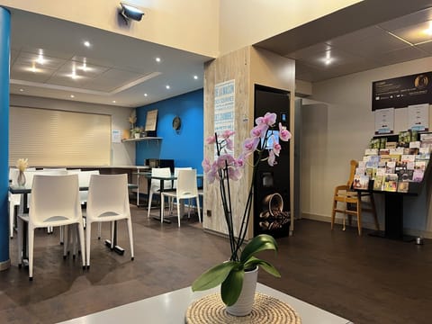 Daily continental breakfast (EUR 7.50 per person)