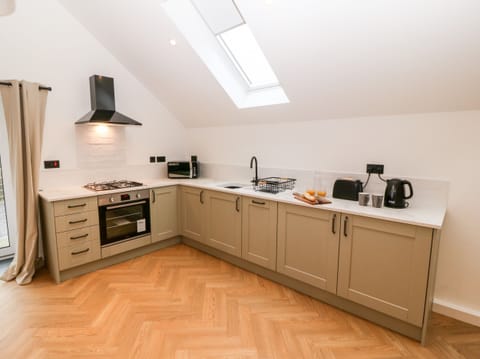 Cottage | Private kitchen | Fridge, dishwasher, electric kettle, toaster