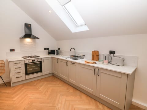 Cottage | Private kitchen | Fridge, dishwasher, electric kettle, toaster