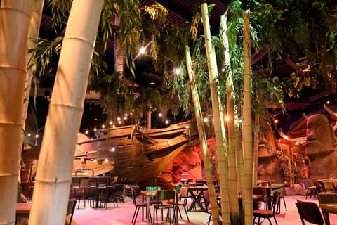 2 restaurants, breakfast served