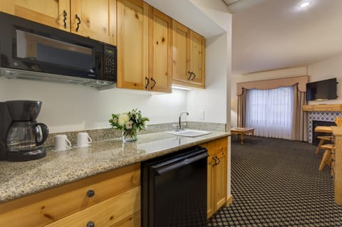 Grand Room, 1 Queen Bed with Sofa bed (Mountain Grand Lodge) | Living area | TV, books