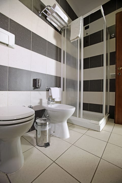 Standard Double or Twin Room | Bathroom | Shower, rainfall showerhead, hair dryer, bidet