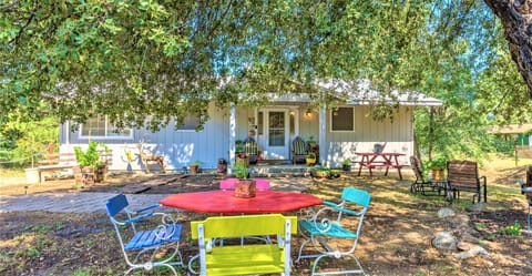 Relaxing atmosphere, set up for large families or groups to spread out and enjoy