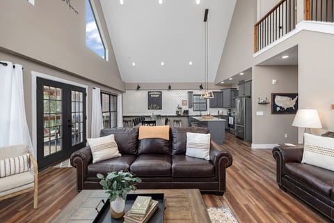 Spacious Bluestone Manor 7 BR 7 Bathroom Sleeps 21