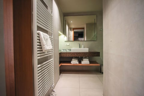 Family Room, 3 Twin Beds, Non Smoking (Fourth Bed is Single Bed) | Bathroom | Combined shower/tub, hair dryer, towels