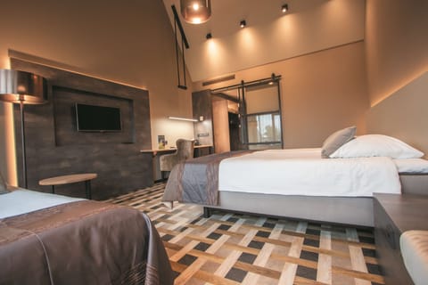 Standard Room, 3 Twin Beds, Non Smoking | Desk, iron/ironing board, cribs/infant beds, rollaway beds