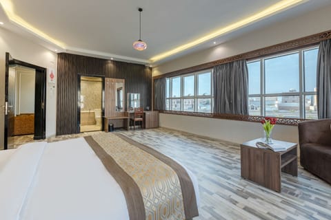 Deluxe Suite | Minibar, in-room safe, laptop workspace, WiFi (free)
