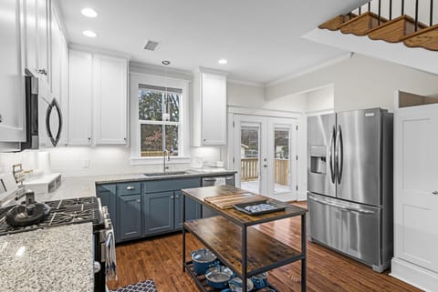 Kitchen Area - CLEAN SPACIOUS with large kitchen island for your cooking/prep