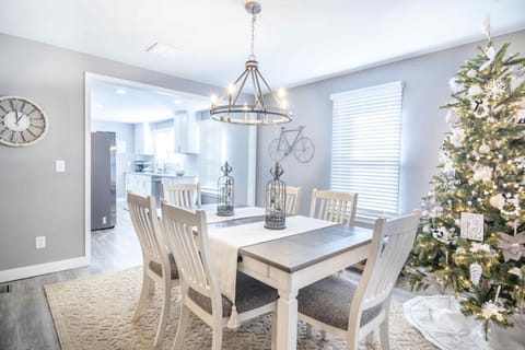 Dining room seats 6.