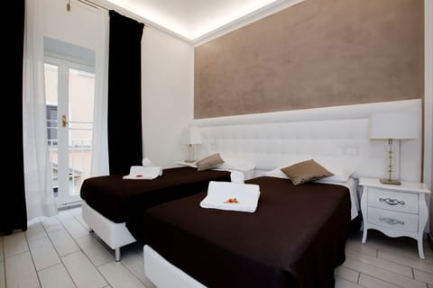 Deluxe Double Room | Minibar, in-room safe, soundproofing, iron/ironing board