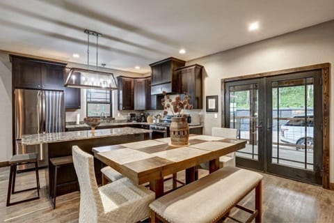 Table Seats 6 Comfortably