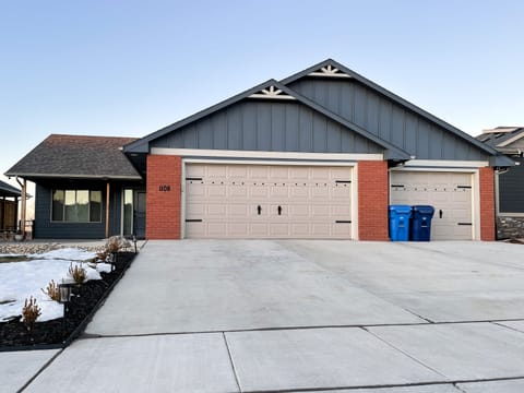 Big driveway for easy load and unload your belongings! The garage isn’t included