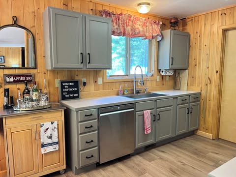 Fully stocked kitchen has all you need for meals in (restaurants also close ;-))