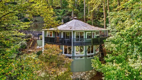 Huge windows overlooking  MV Golf Course with surrounding mountain views