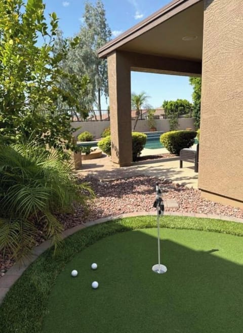 Personal putting green